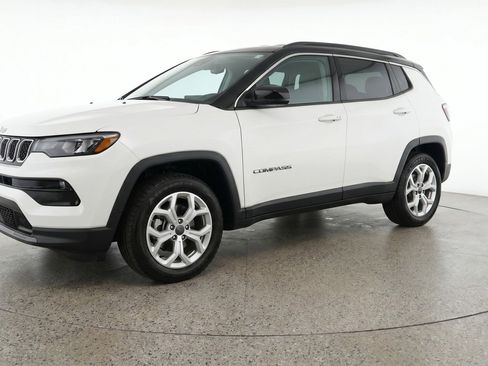 Used 2025 Jeep Compass Latitude AWD/4WD image 3