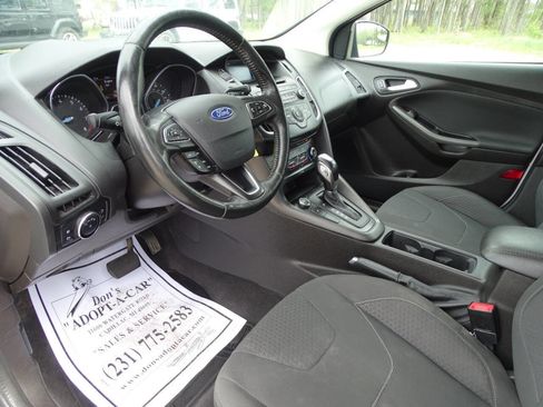 Used 2016 Ford Focus SE w/ Appearance Package w/ Equipment Group 201A FWD image 9