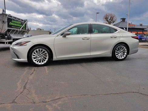 Used 2019 Lexus ES 300h w/ Accessory Package 2 image 4