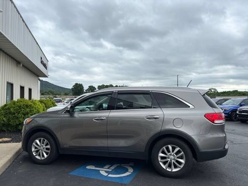 Used 2017 Kia Sorento AWD image 5
