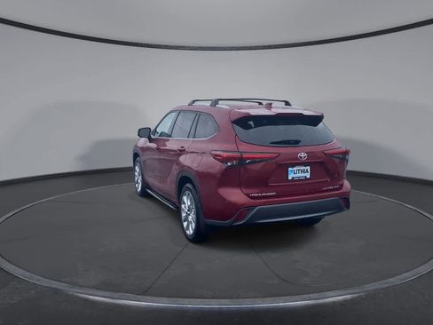 Used 2023 Toyota Highlander Limited image 7