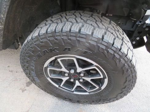 Used 2024 Jeep Gladiator Rubicon w/ Technology Group image 18