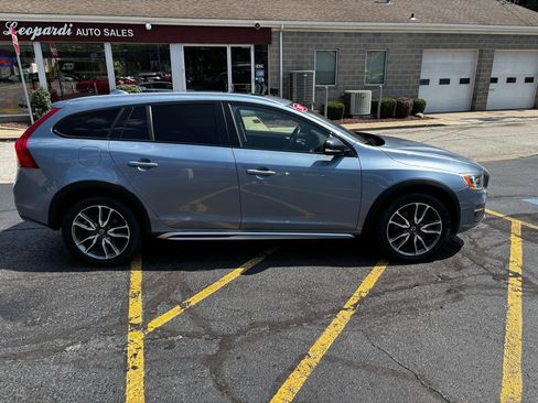 Used 2017 Volvo V60 T5 Cross Country w/ Convenience Package AWD/4WD image 8