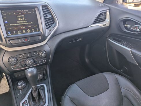 Used 2018 Jeep Cherokee Latitude Plus w/ Comfort/Convenience Group image 18