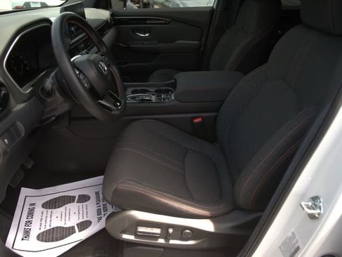 Used 2025 Honda Pilot Sport image 9