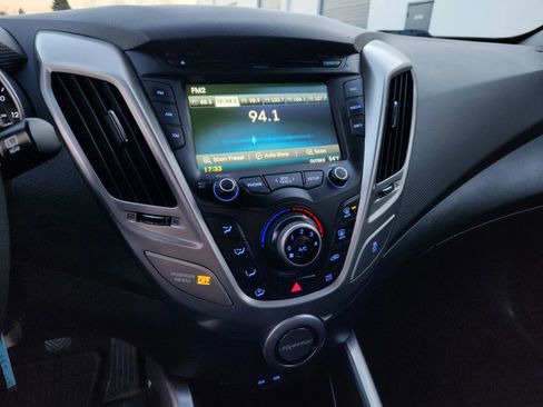 Used 2016 Hyundai Veloster image 13