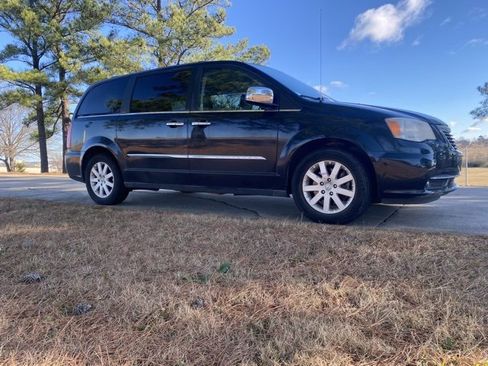 Used 2012 Chrysler Town & Country Touring-L w/ Entertainment Group #2 image 9