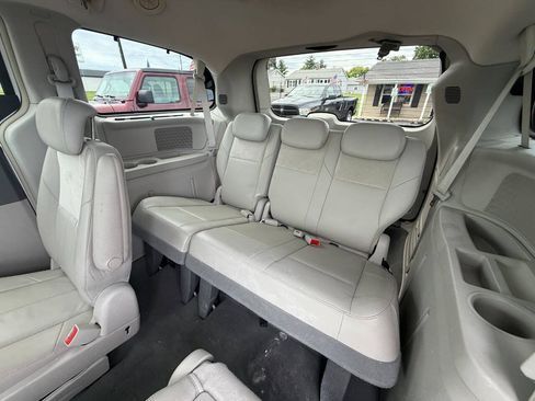 Used 2009 Chrysler Town & Country Limited w/ Entertainment Group #3 FWD image 10