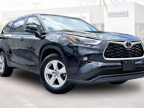 Used 2025 Toyota Highlander LE FWD image 1