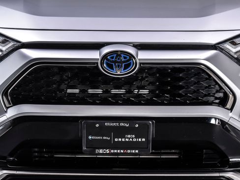 Used 2022 Toyota RAV4 SE w/ Weather & Moonroof Package AWD/4WD image 7