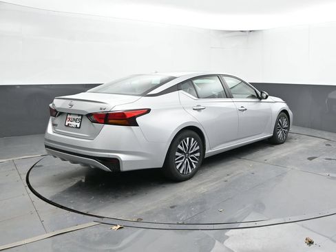 Used 2024 Nissan Altima 2.5 SV FWD image 12