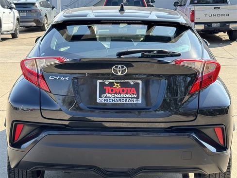 Used 2022 Toyota C-HR XLE image 5