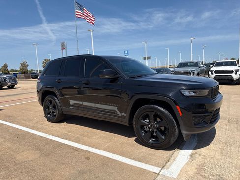 Used 2023 Jeep Grand Cherokee Altitude AWD/4WD image 27