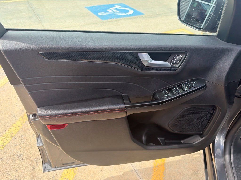 Used 2025 Ford Escape ST-Line Select AWD/4WD image 11