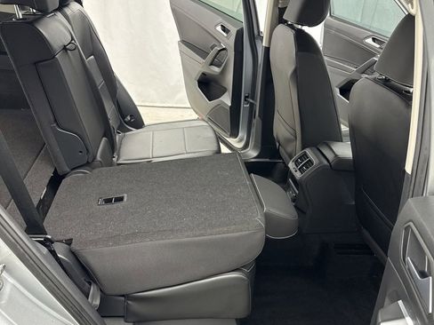 Used 2021 Volkswagen Tiguan SE image 36