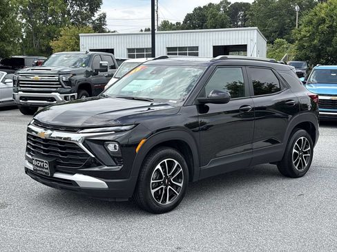 Used 2025 Chevrolet TrailBlazer LT AWD/4WD image 2