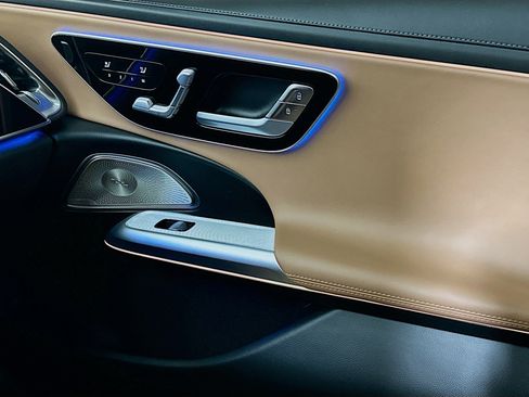 Used 2025 Mercedes-Benz E 450 4MATIC Sedan w/ Airmatic Package image 16