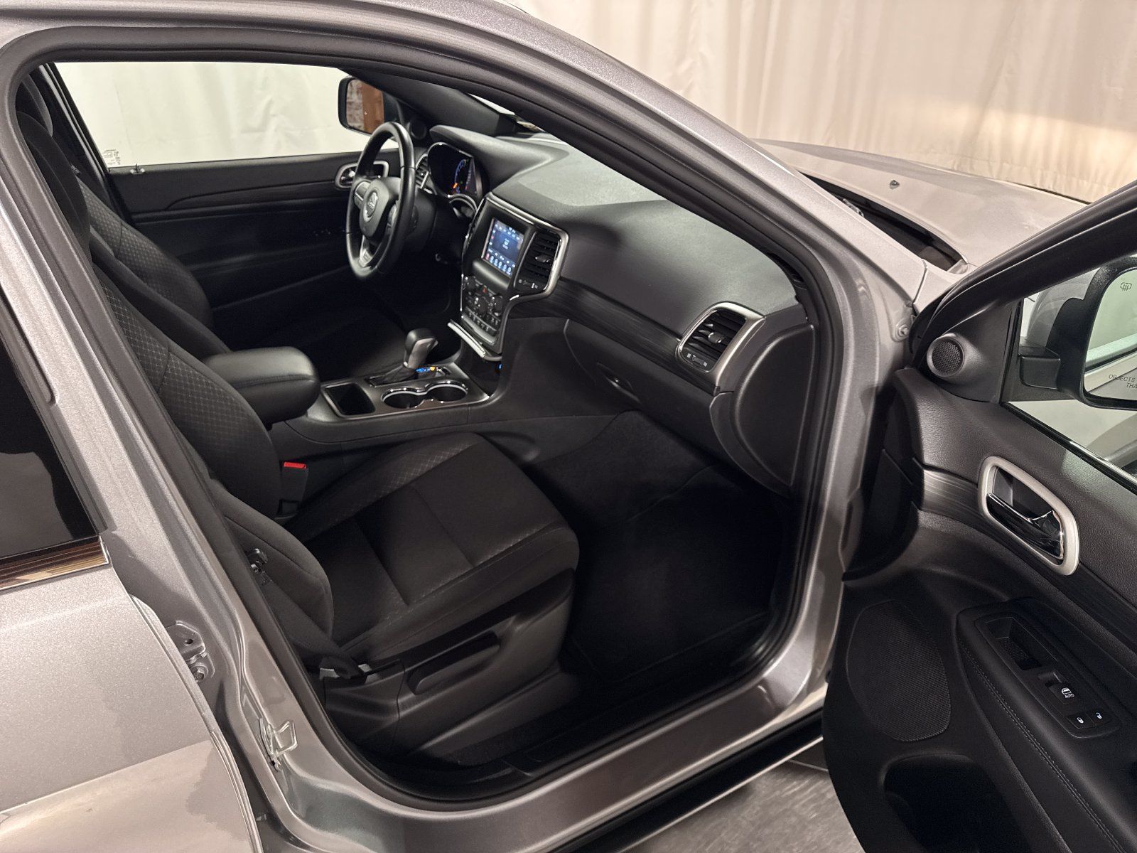 Used 2020 Jeep Grand Cherokee Laredo AWD/4WD image 20