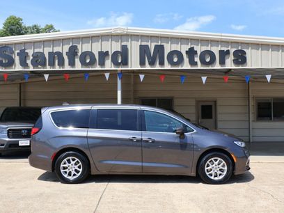 Used 2025 Chrysler Pacifica Select