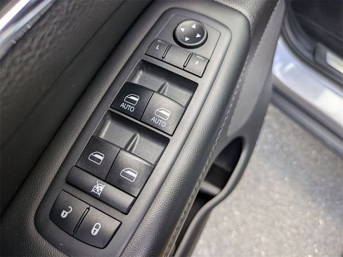 Used 2019 Jeep Grand Cherokee Limited image 12