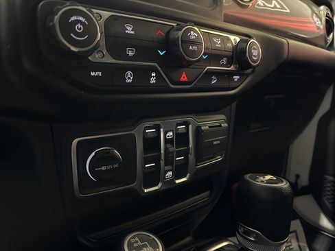 Used 2019 Jeep Wrangler Unlimited Sahara image 10