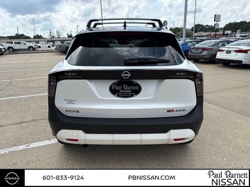 New 2025 Nissan Kicks SR image 12