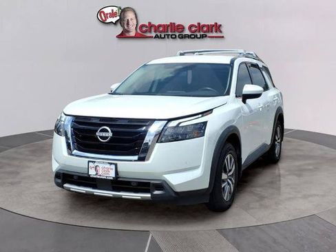 Certified 2025 Nissan Pathfinder SL FWD image 1