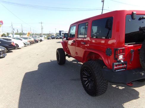 Used 2014 Jeep Wrangler Unlimited Sahara w/ Connectivity Group AWD/4WD image 38