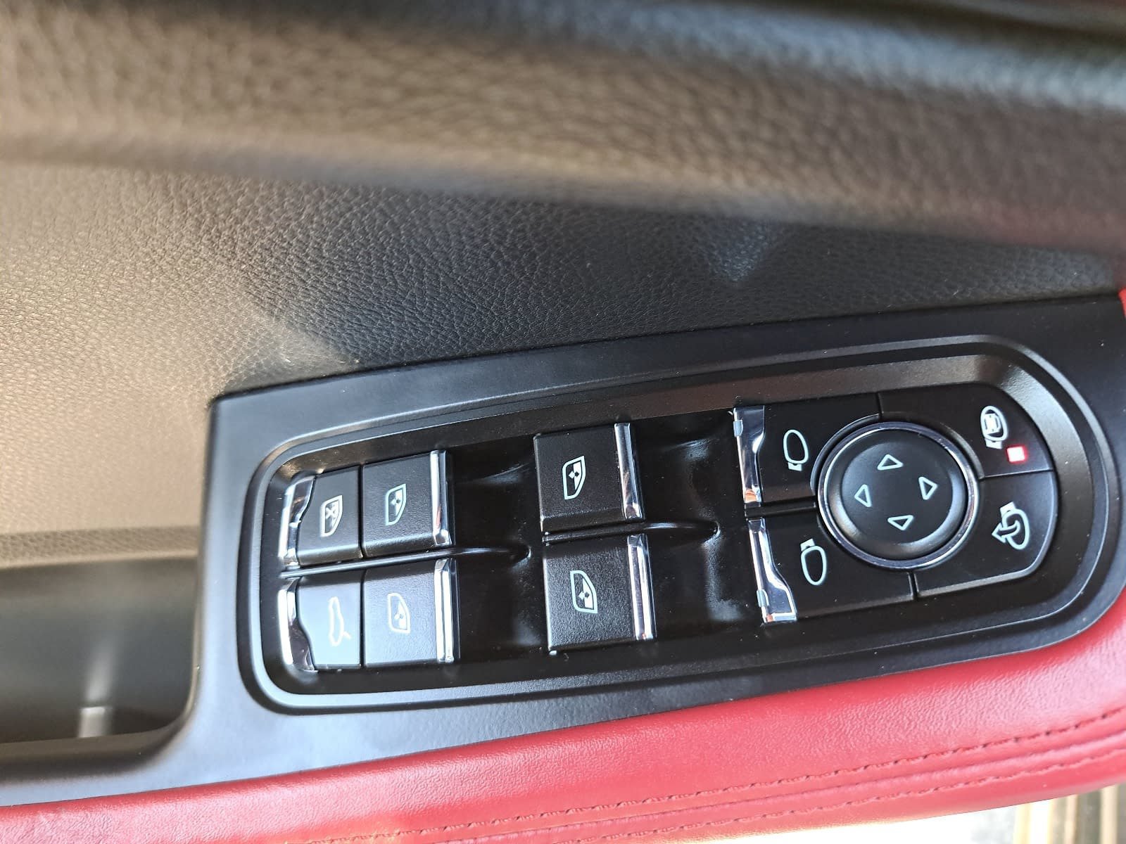 Used 2018 Porsche Macan Turbo AWD/4WD image 31
