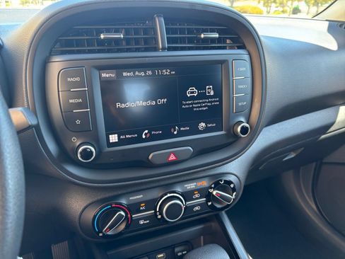 Used 2025 Kia Soul LX w/ LX Technology Package FWD image 14