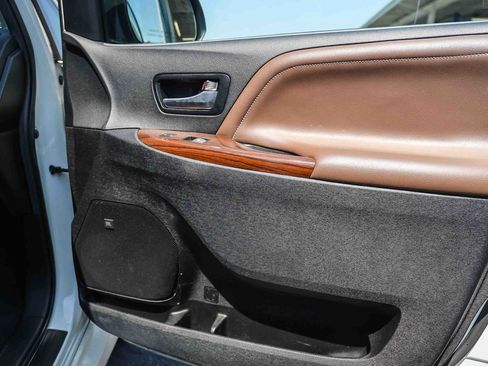 Certified 2020 Toyota Sienna Limited w/ Preferred Accessory Package FWD image 20