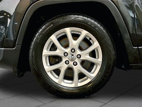 Used 2018 Jeep Cherokee Latitude FWD image 11