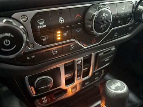 Used 2025 Jeep Wrangler Unlimited Rubicon w/ Convenience Group AWD/4WD image 28