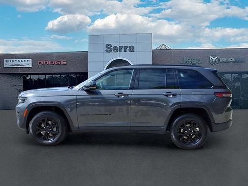 Used 2024 Jeep Grand Cherokee Altitude AWD/4WD image 4