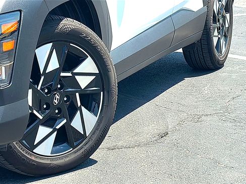 Used 2025 Hyundai Kona SEL FWD image 3