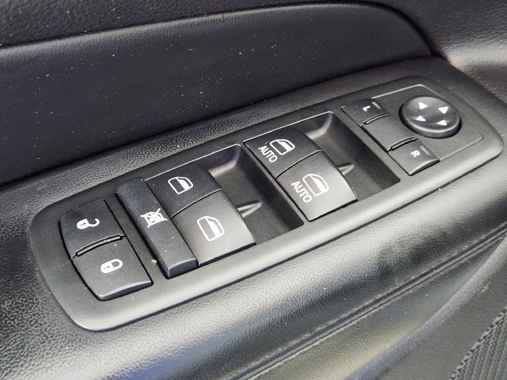 Used 2012 Jeep Grand Cherokee Laredo w/ Laredo E Group AWD/4WD image 18