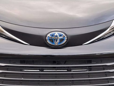 Used 2026 Toyota Sienna LE image 12