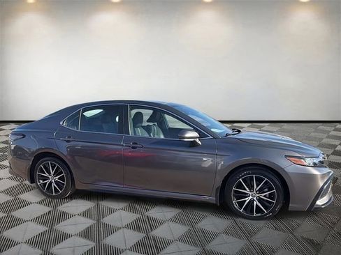 Used 2024 Toyota Camry SE w/ Convenience Package image 4