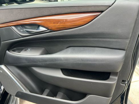 Used 2016 Cadillac Escalade ESV Luxury AWD/4WD image 19