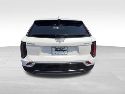 Certified 2025 Cadillac Optiq Luxury 2 w/ LPO, Floor Liner Package AWD/4WD image 5