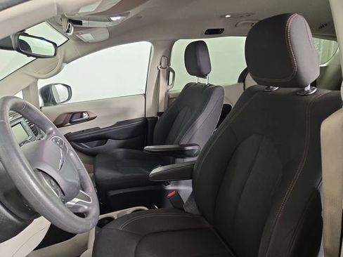 Used 2017 Chrysler Pacifica LX FWD image 13
