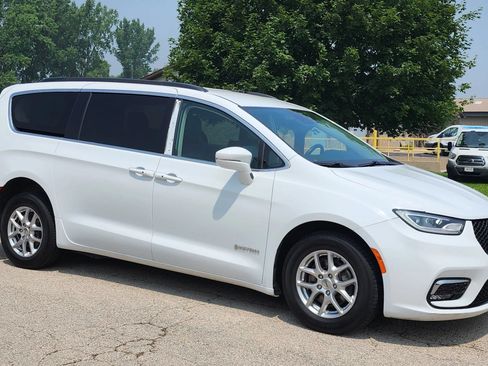 Used 2022 Chrysler Pacifica Touring-L FWD image 5