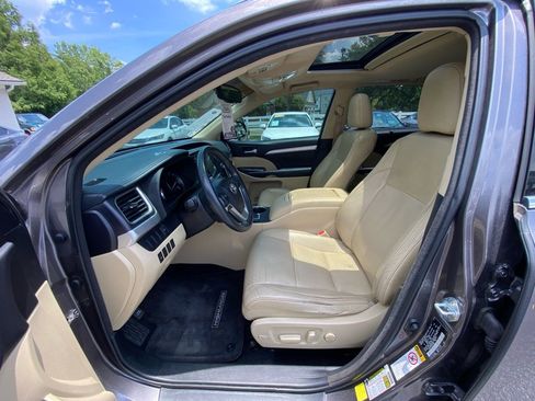 Used 2015 Toyota Highlander XLE image 29