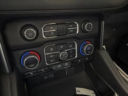 Used 2023 Chevrolet Suburban Z71 AWD/4WD image 30