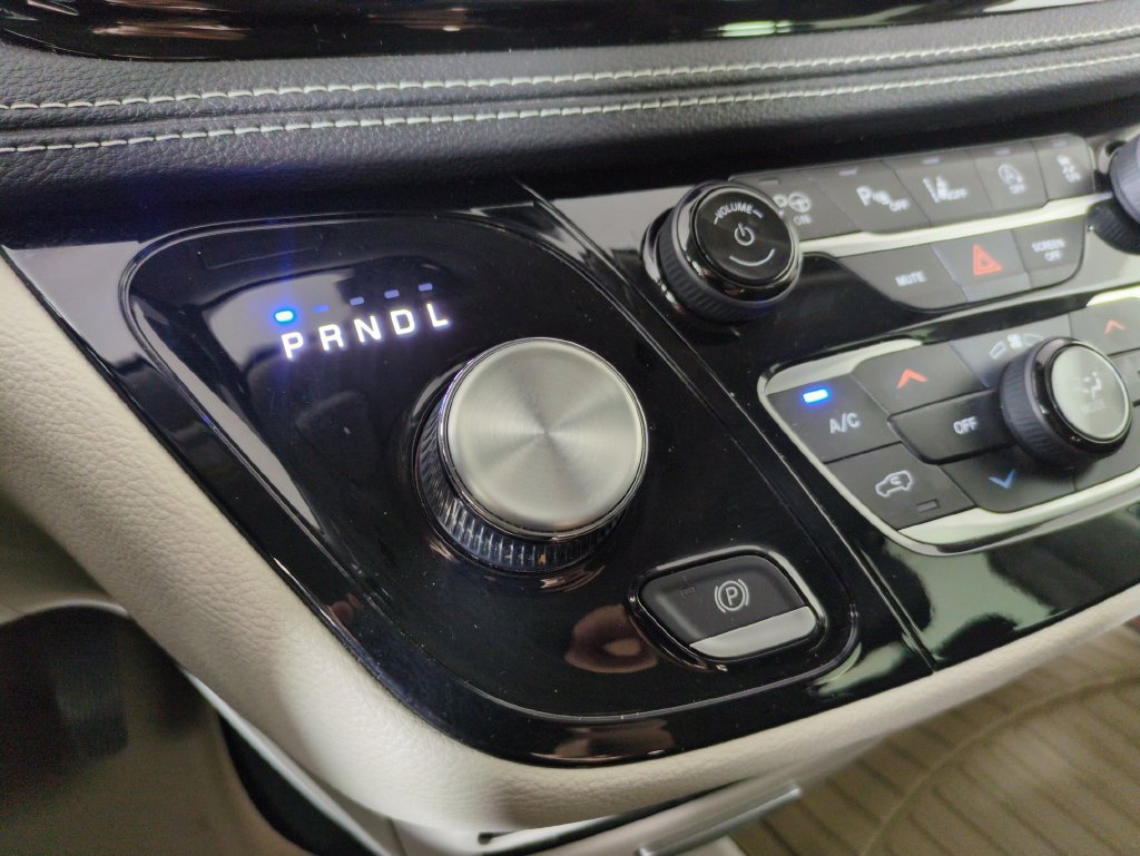 Used 2022 Chrysler Pacifica Touring-L w/ Uconnect Theater Family Group AWD/4WD image 30