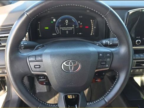 Used 2025 Toyota Camry SE FWD image 5