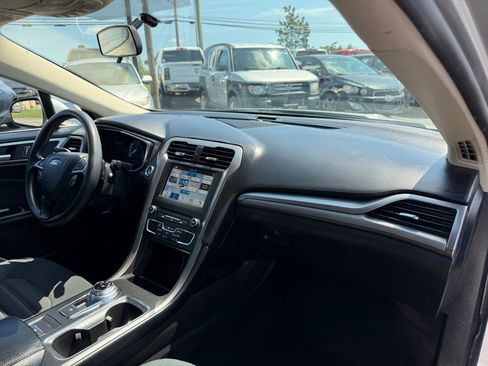 Used 2017 Ford Fusion SE w/ Fusion SE Technology Package image 15