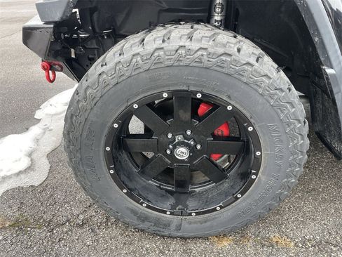 Used 2018 Jeep Wrangler Unlimited Sahara image 2