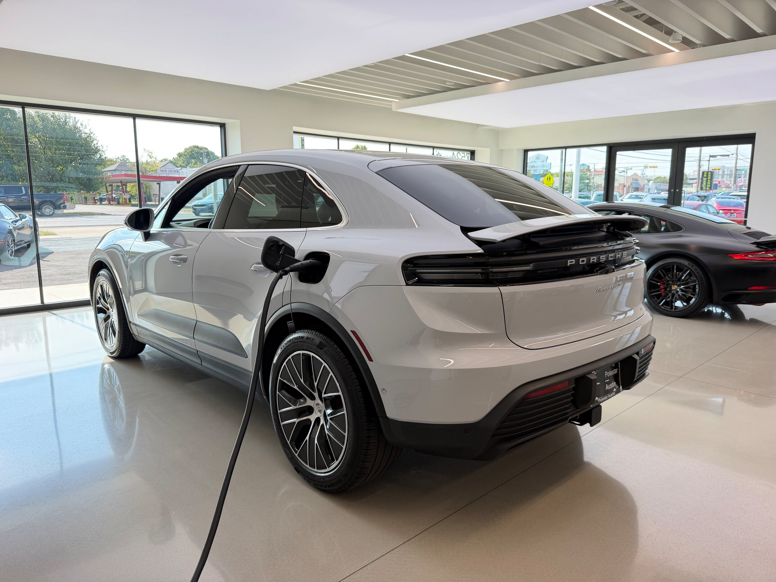 Used 2025 Porsche Macan 4S Electric AWD/4WD image 3