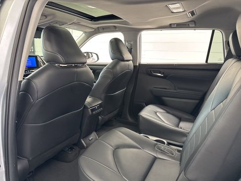 Used 2023 Toyota Highlander XLE image 42